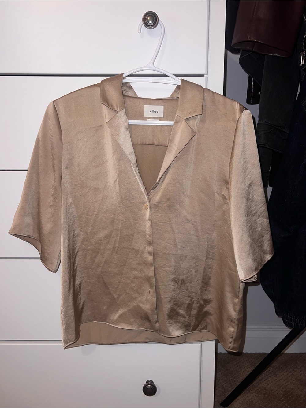 Wilfred Satin Short-Sleeve Button Front Top — Champagne Beige